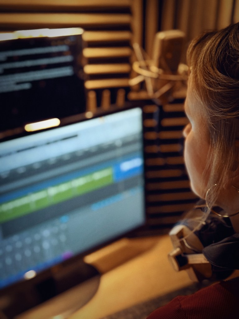 Emma Nabarro-Steel British Female Voiceover Artist from Yorkshire, Editing Audio